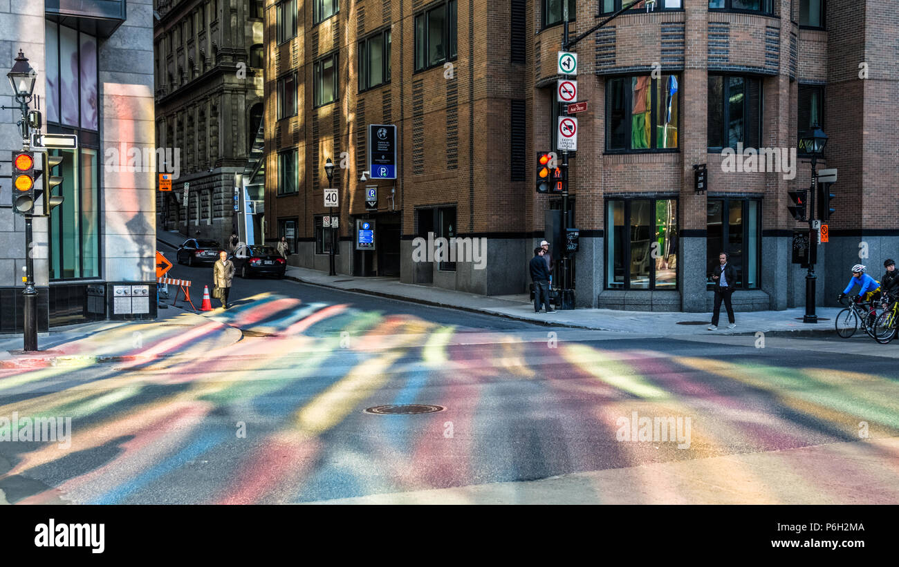 Multi-colore di luce riflessa al di fuori del Palais des congrès de Montréal, centro congressi, Canada Foto Stock