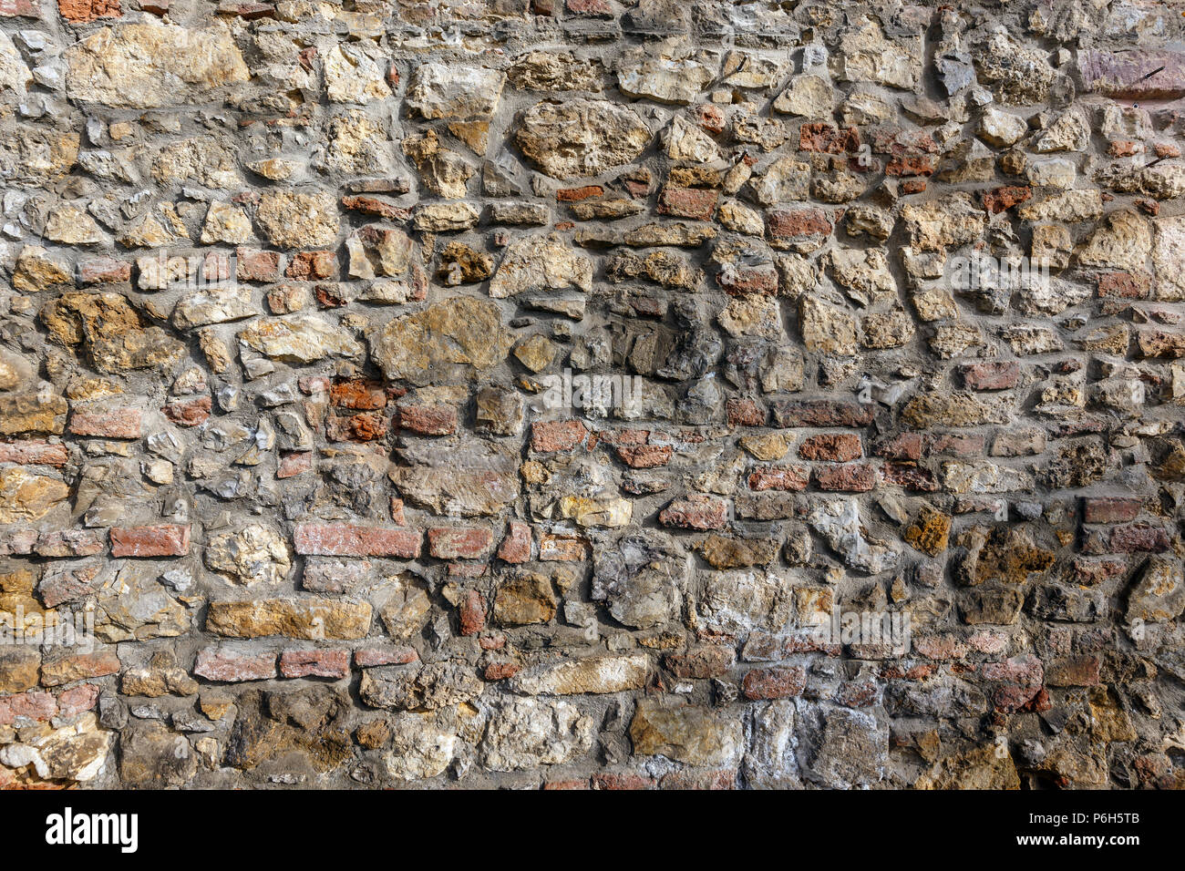 Fortezza medievale in mattoni antichi e muro di pietra dettaglio Foto Stock