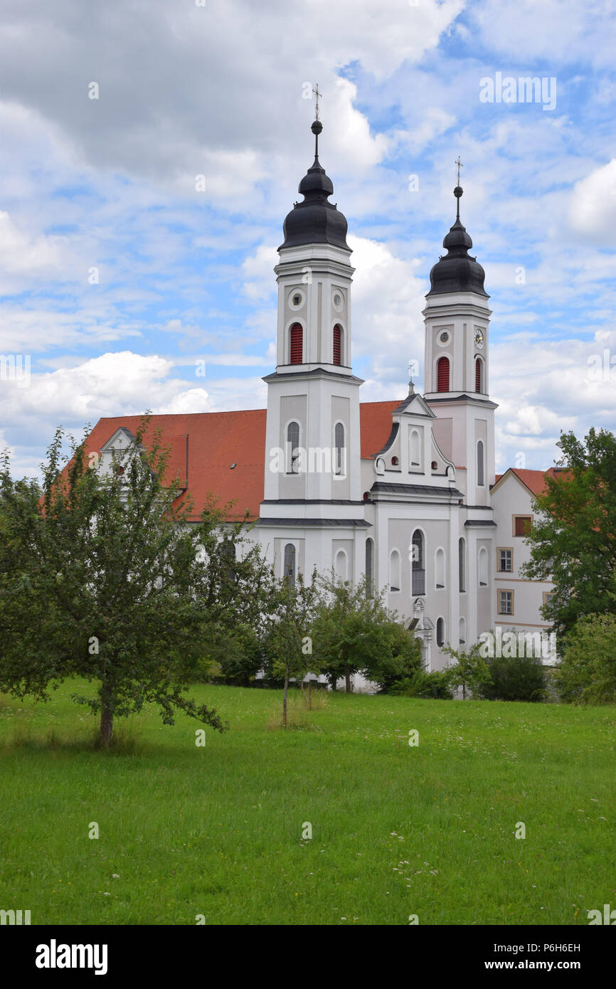 IRSEE MEDIANTE, Germania - 26 giugno 2018: monastero irsee un luogo di incontro per i cristiani in Baviera, Abbazia imperiale di Irsee nella parte anteriore del cielo molto nuvoloso in giugno Foto Stock