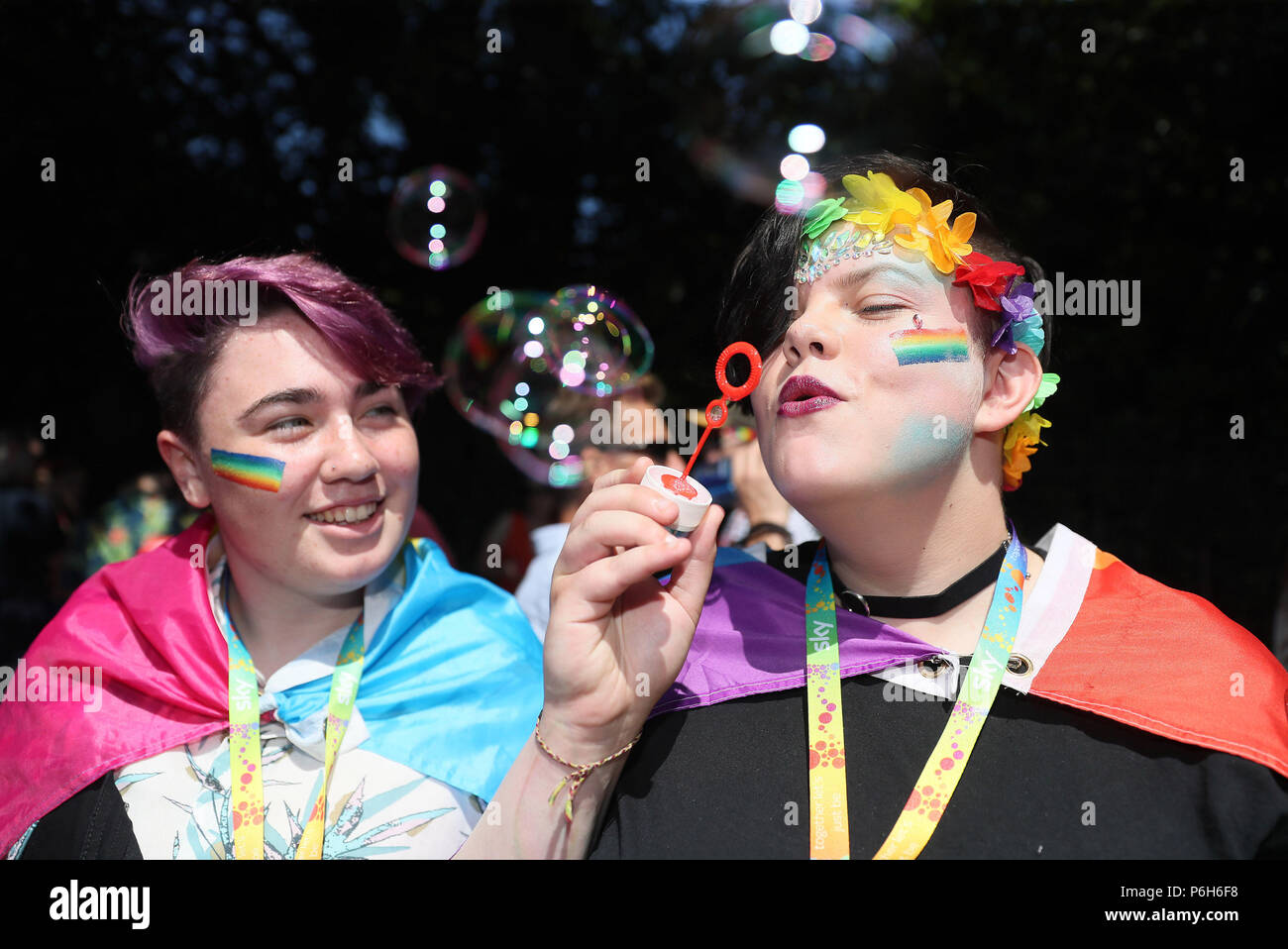 Persone durante il Pride Parade in Dublino. Foto Stock