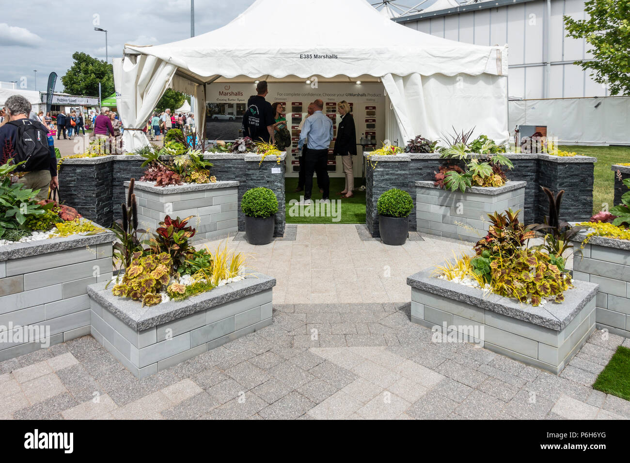 Un moderno edificio contemporaneo mostra giardino dotato di hard landscaping prodotti - slabbing, muratura, letti in rilievo, da Marshalls: dei giardinieri del mondo Live, NEC Foto Stock