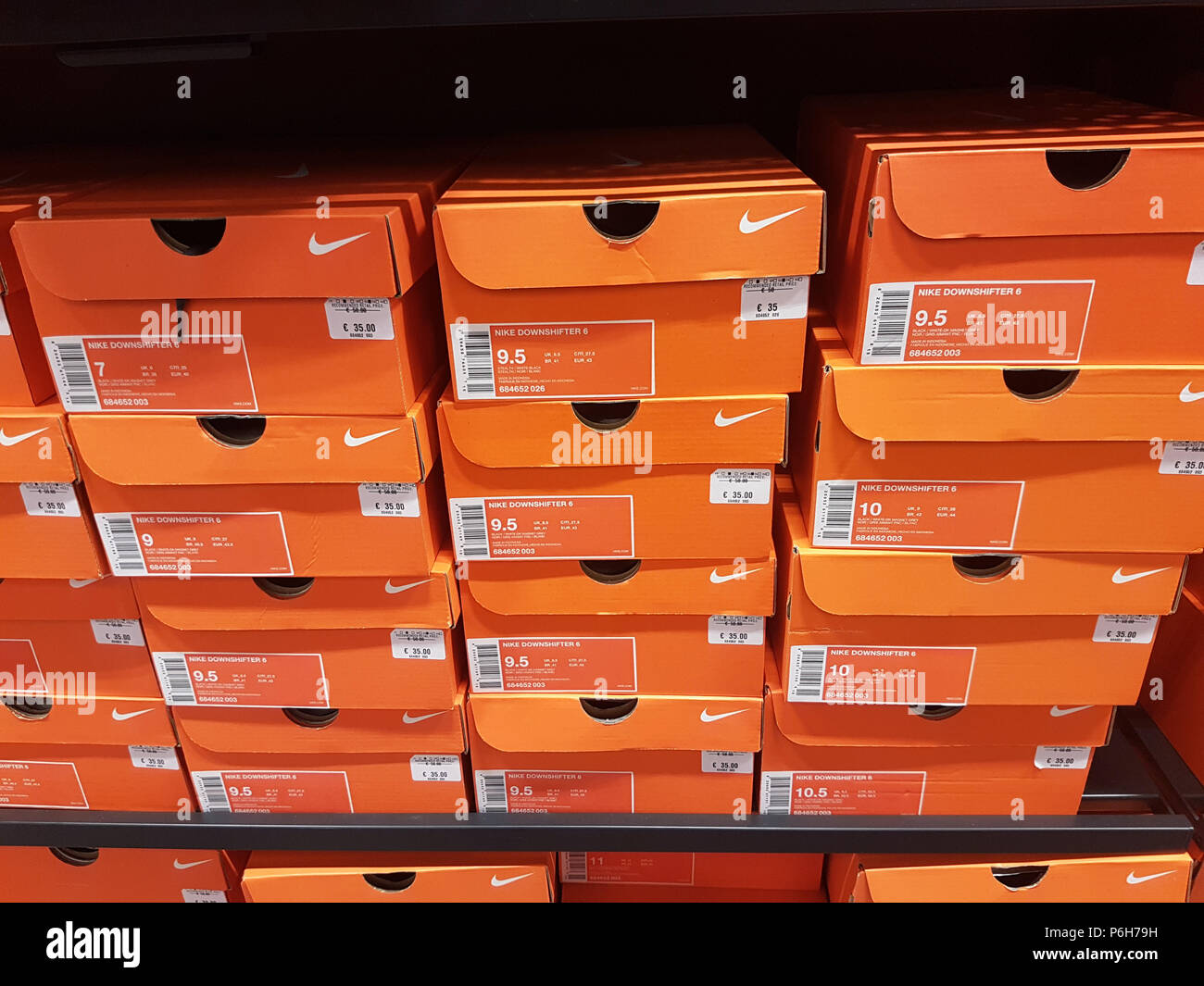 Villefontaine, Francia - 29 Giugno 2018: arancione scarpe Nike Scatole  impilate su un ripiano in Nike Outlet Store presso il Villaggio Outlet  Shopping Complex in IsÃ¨re Foto stock - Alamy