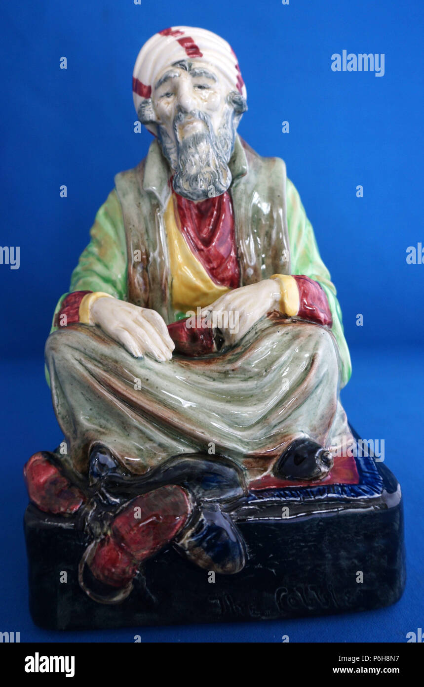 Royal Doulton figurina di porcellana il ciabattino Chu Chin Chow Foto Stock