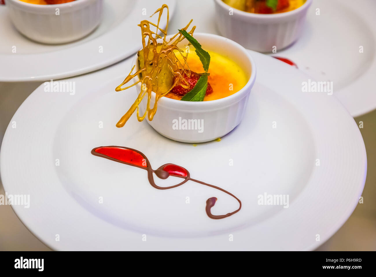 Voglia di crema pasticcera Creme brulee e toffee pudding dessert per la ristorazione cena di gala banchetti Foto Stock