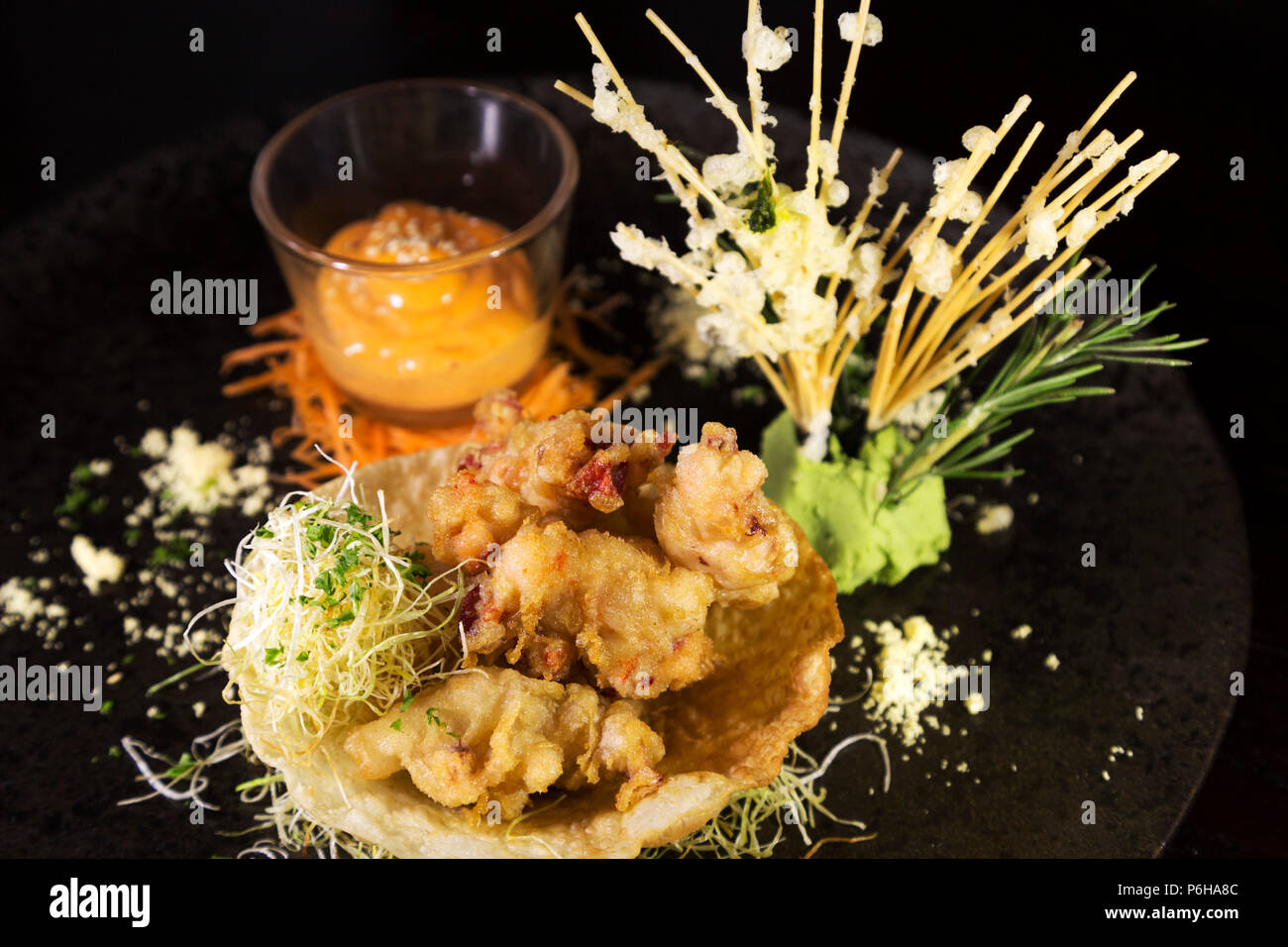 Tempura di aragosta con Sriracha mayo. Il profondo fritto piatto ha influenze asiatiche. Foto Stock