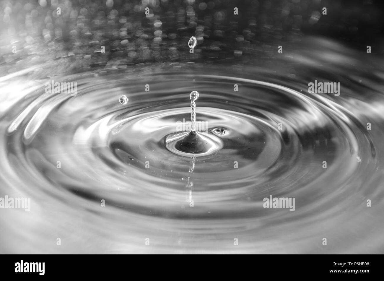 Waterdrop con fondo argento Foto Stock