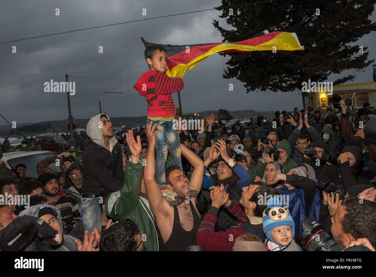 I rifugiati boy wave una bandiera tedesca come la chiamano per confini aperti e celebrato il supporto ricevuto dal Cancelliere tedesco Angela Merkel in ma Foto Stock