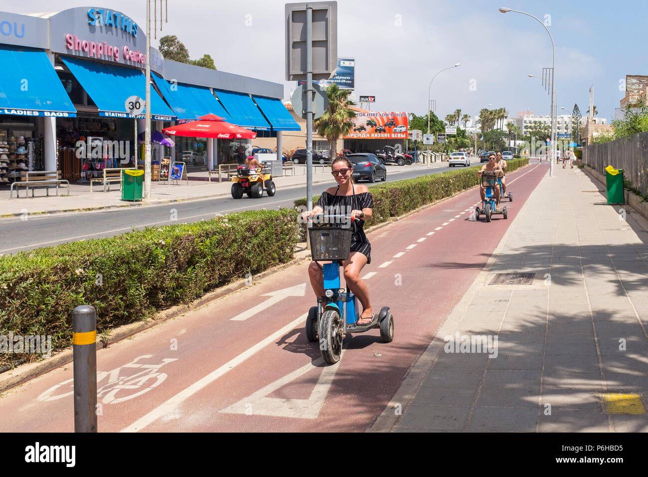 Turismo a cavallo su un trike elettrico su una speciale pista ciclabile nei pressi di Ayia Napa, Cipro Foto Stock