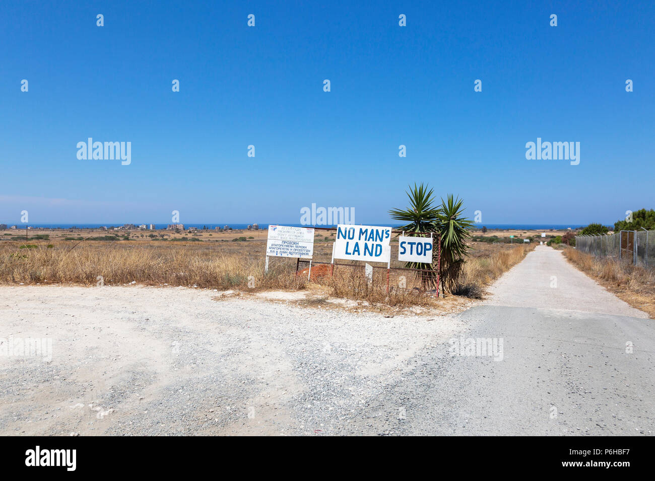 Inizio di terra di nessuno tra la parte greca e quella turca settore su Cipro affacciato sulla città fantasma di Famagosta Foto Stock