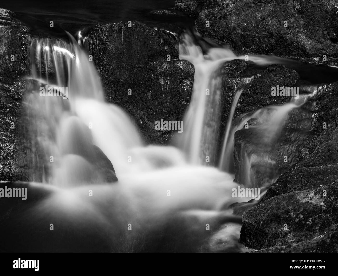 Ingleton Falls cascate (bianco e nero) Foto Stock