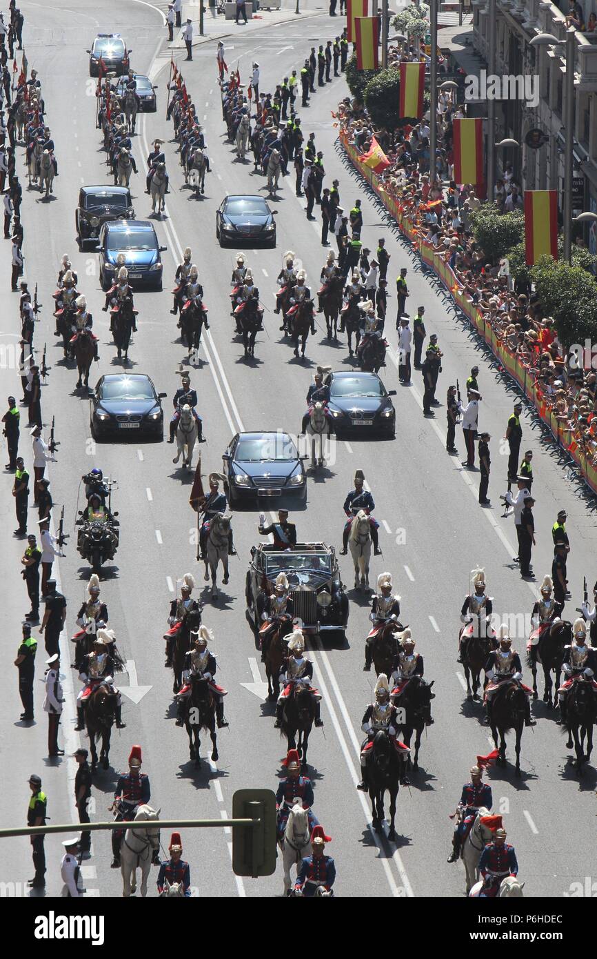 Re spagnolo Felipe VI e la Regina Letizia durante il via ufficiale per le strade di Madrid come parte della celebrazione della festa di inaugurazione della Spagna il Principe Felipe de Borbon y Grecia come re di Madrid in Spagna, giovedì 19 giugno, 2014, Madrid. Foto Stock