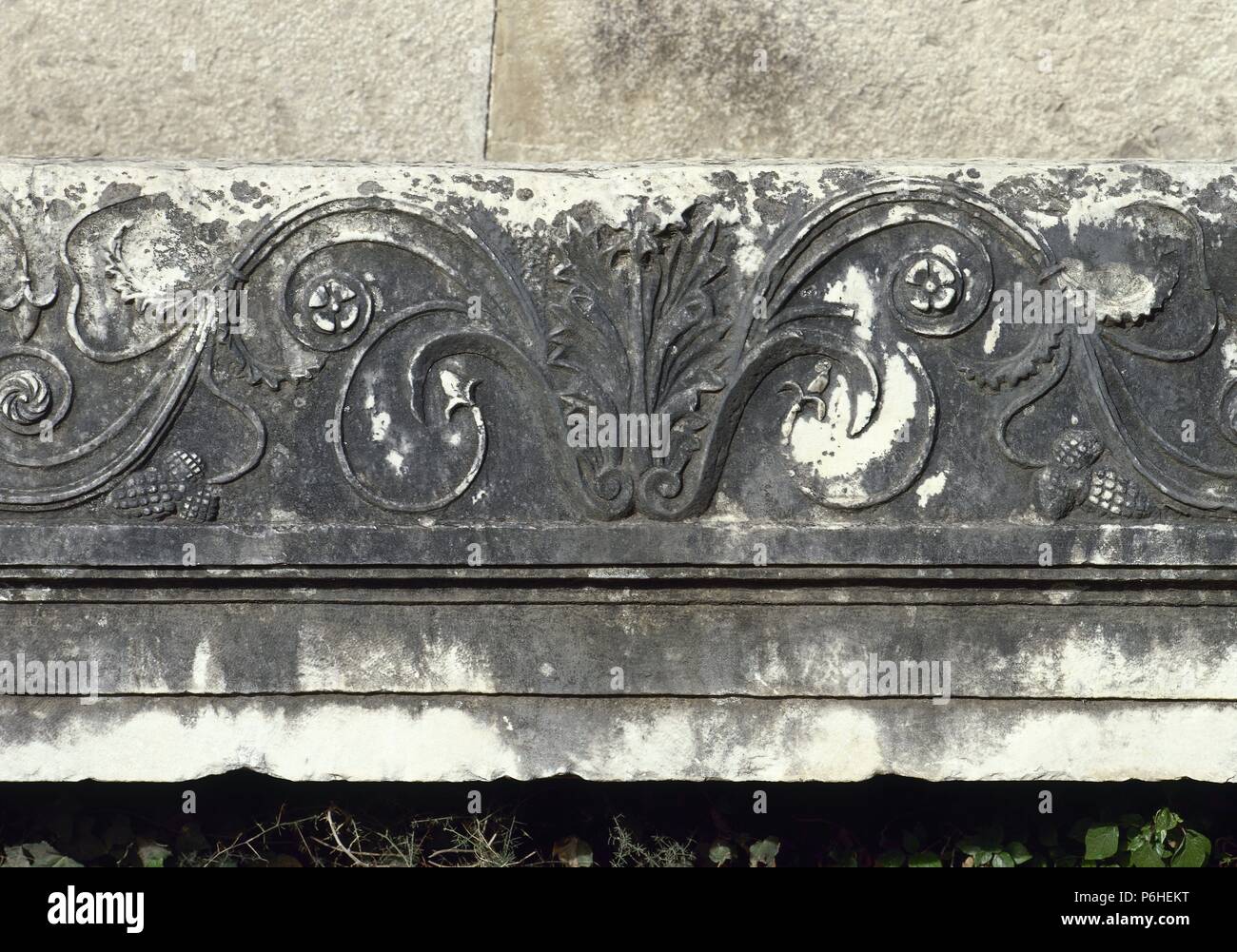 L'Italia. Pompei. Via sepolcro. Sollievo decorati con motivi floreali. Foto Stock