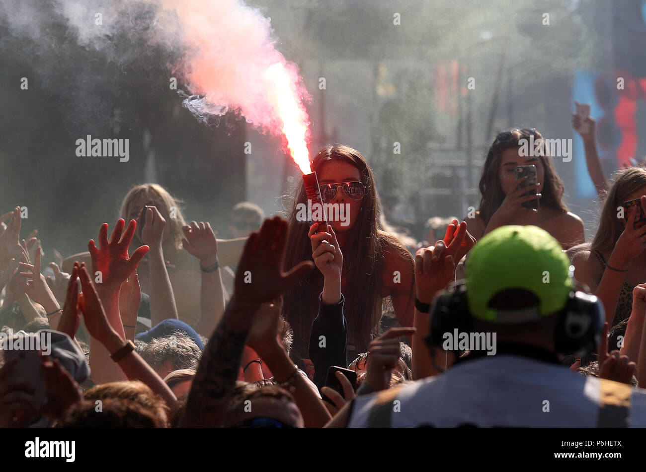 Un parassita è trattenuta nella parte anteriore del viso della bambina come lei ascolta Gerry cannella eseguire sul palco principale durante il festival TRNSMT su Glasgow Green in Glasgow. Foto Stock