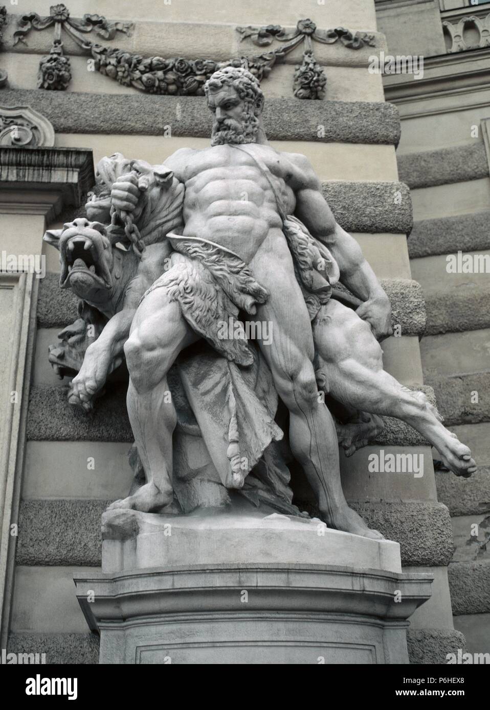 "LOS 12 TRABAJOS DE di Heracles (el HERCULES romano). TERCER TRABAJO: "HERCULES CAPTURA AL JABALI DE ERIMANTO QUE VIVIA EN LA MONTAÑA DE ARCADIA'. Escultura realizada por A. WAGNER que se encuentra en la fachada principali del MICHAELERTOR (1889-1893), la grandiosa entrada al Hofburg. VIENA. Austria. Foto Stock