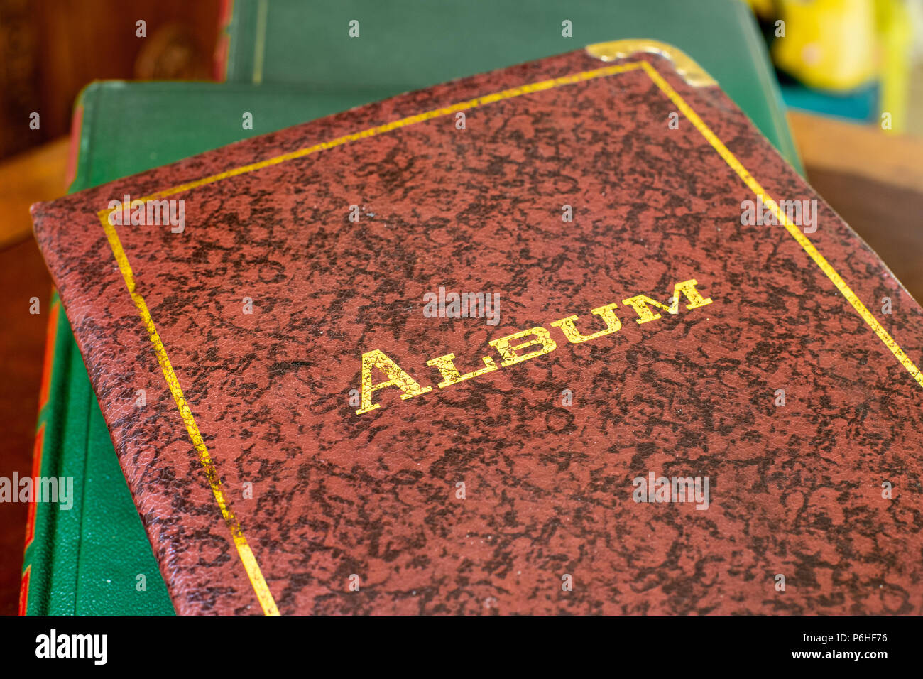 Close up di vecchie foto album libro di copertura con testo Foto Stock