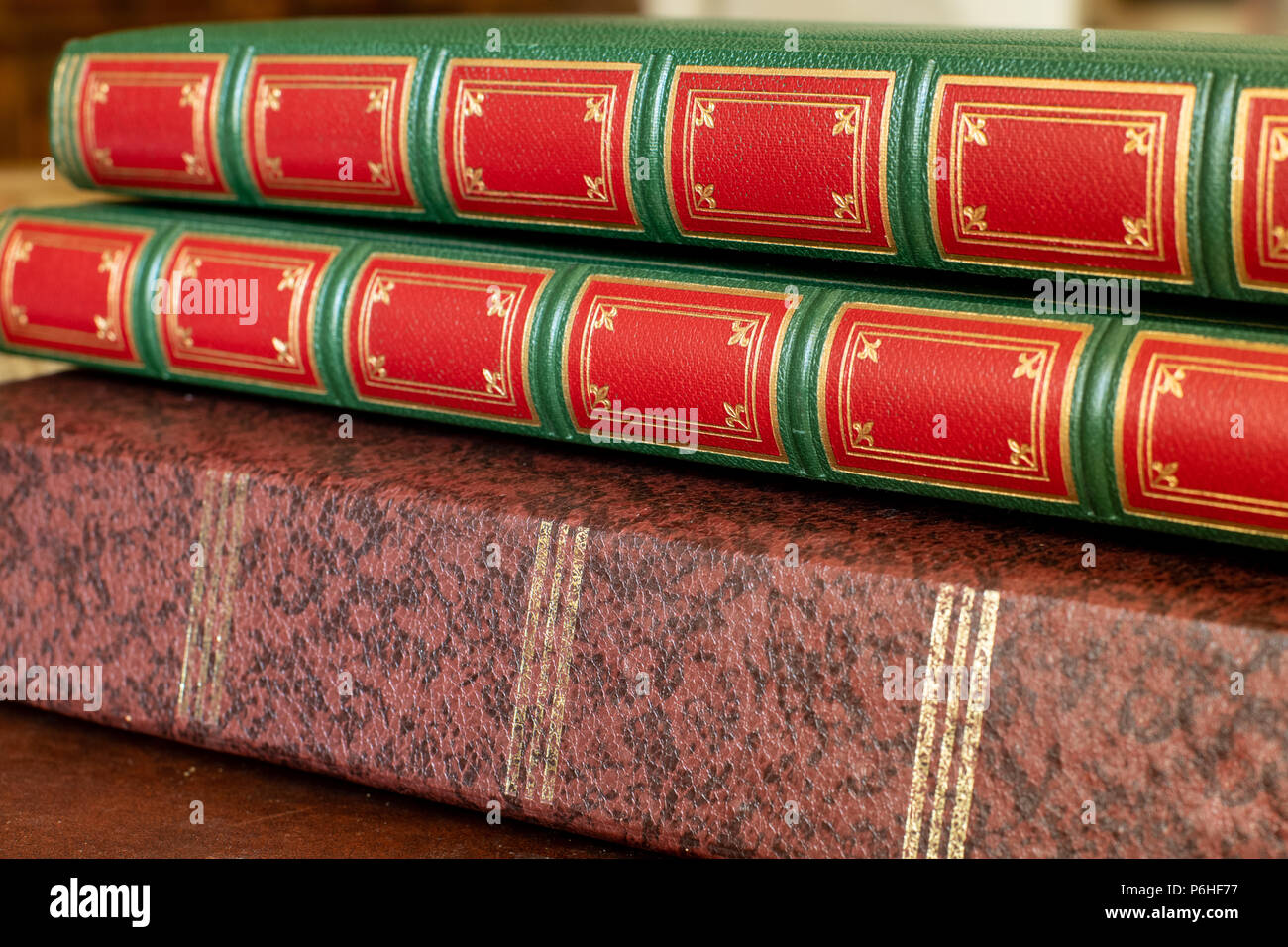 Vista laterale di vintage libri chiusi con dorso dello spazio di copia Foto Stock