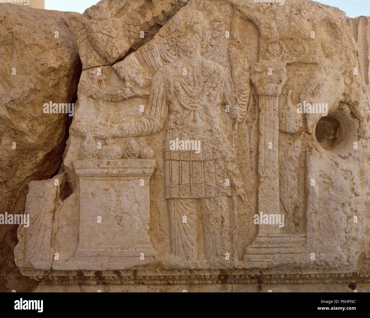 Arte romana. Tempio di Bel. Rilievo raffigurante il dio Aglibol, dio della luna, presumibilmente con il suo braccio destro sulla frutta offerte. La Siria. Palmyra. Foto Stock