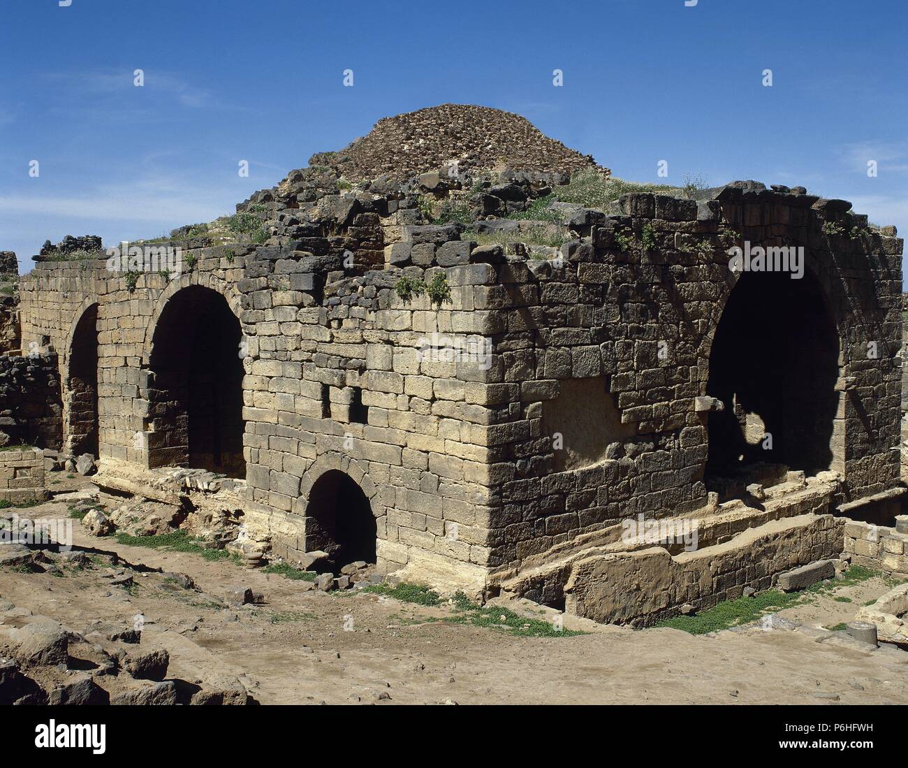 ARTE ROMANO. PROXIMO ORIENTE. BOSRA. Vista exterior de uno de los edificios de los baños antiguos PUBLICOS o TERMAS. SIRIA. Foto Stock
