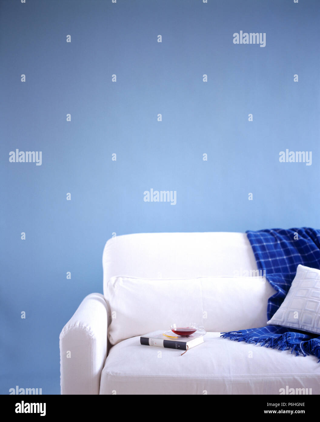 Close-up di un divano bianco con un blu selezionata passi Foto Stock
