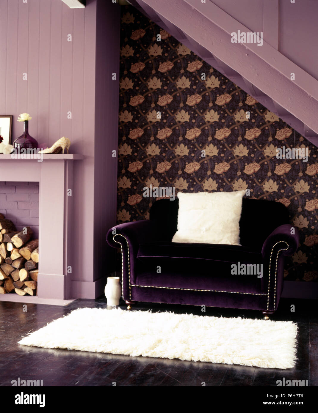 Velluto viola divano e un bianco con fodera in pelliccia sintetica rug in  una malva stanza vivente con scuri carta da parati Foto stock - Alamy