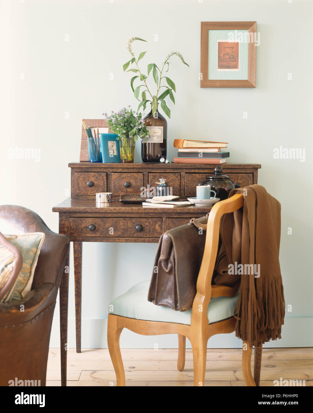 Valigetta in pelle e lana marrone buttare sulla sedia a piccola scrivania  in legno nel soggiorno Foto stock - Alamy