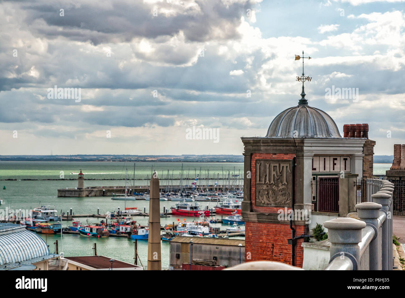 Vista sul porto di Ramsgate con ascensore vittoriano e cime camino Foto Stock