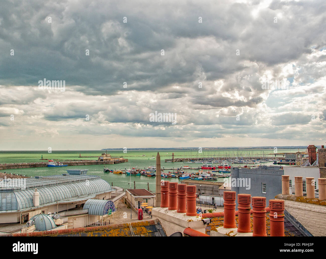 Vista del Porto di Ramsgate oltre i comignoli Foto Stock