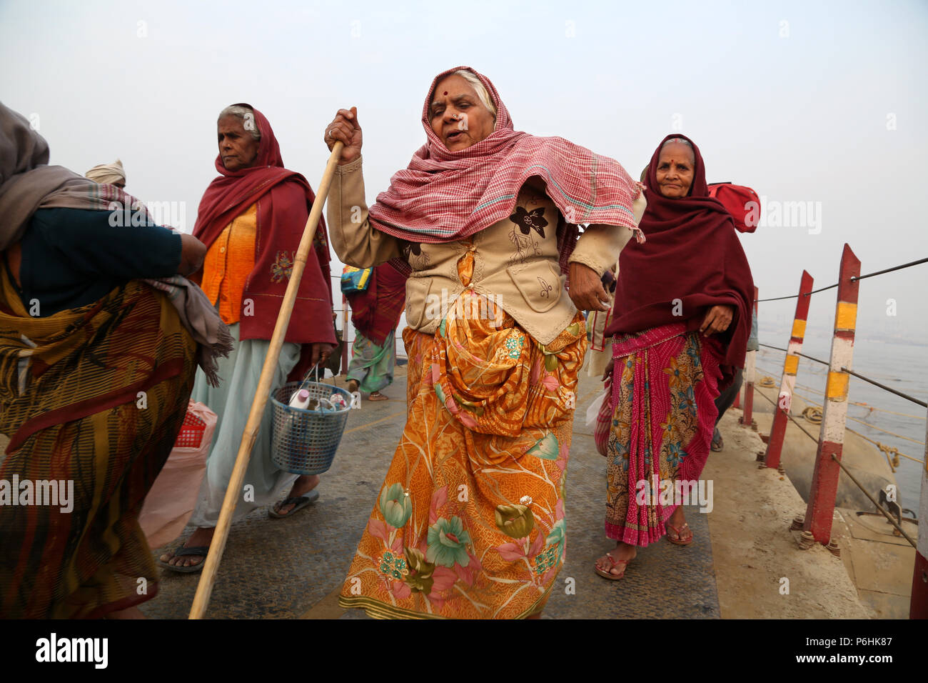 Pellegrini persone durante il Maha Kumbh Mela 2013 in Allahabad , India Foto Stock