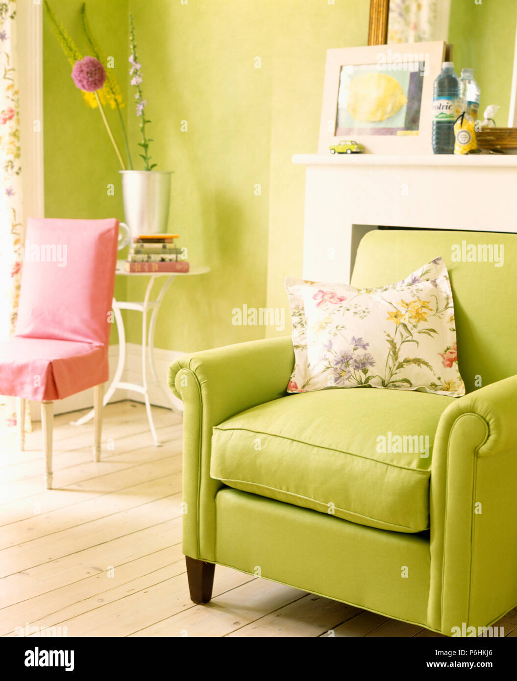 Cuscino fiorito su calce-poltrona verde pallido in calce-salotto verde Foto Stock