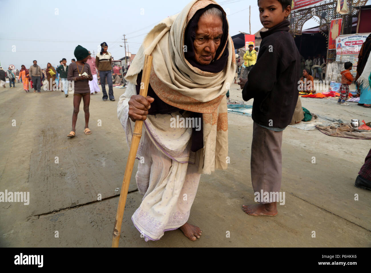 Pellegrini persone durante il Maha Kumbh Mela 2013 in Allahabad , India Foto Stock