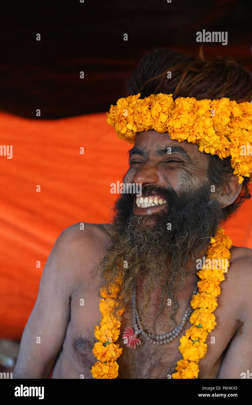 Naga sadhu saddhu baba Shivaratri durante la celebrazione in varanasi , India Foto Stock
