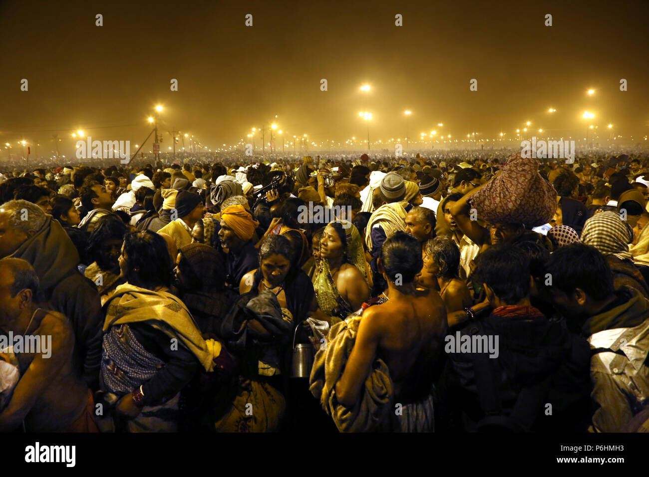La folla durante il Maha Kumbh Mela 2013 in Allahabad , India Foto Stock