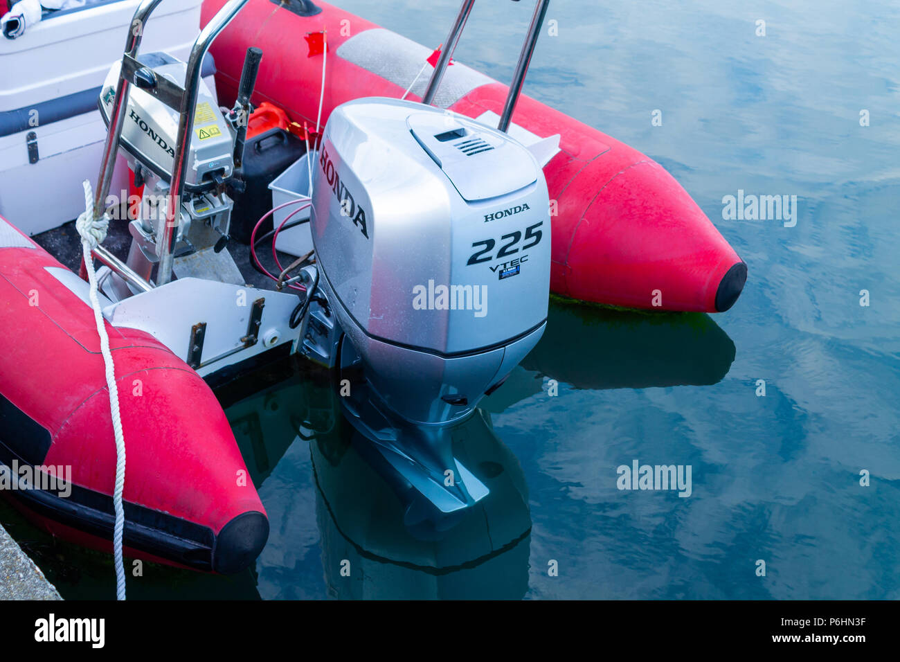 Honda motore fuoribordo montato sulla poppa di una barca rigida gonfiabile. Foto Stock