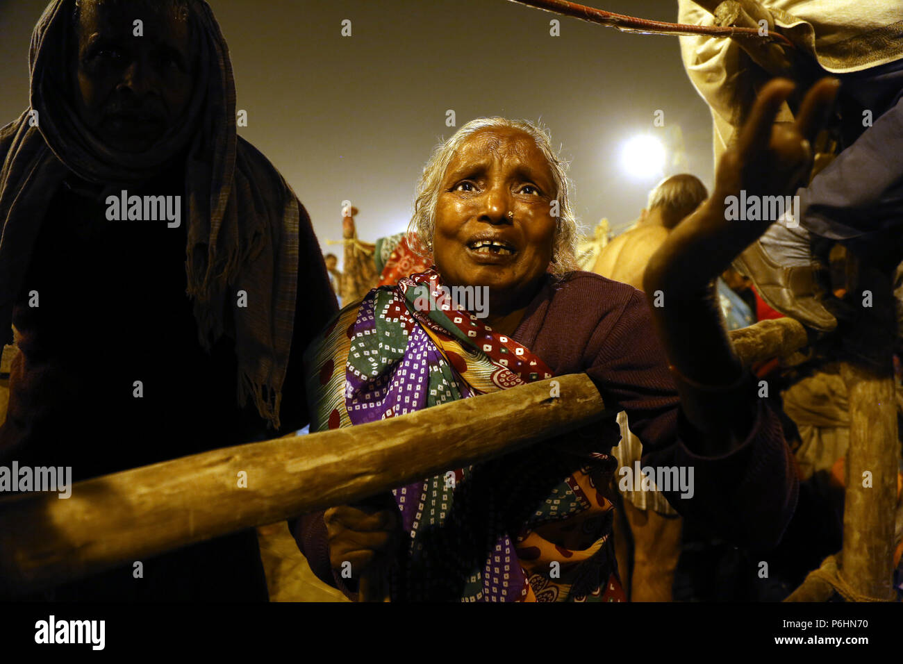 Il vecchio donna che piange in mezzo alla folla Maha Kumbh Mela 2013 in Allahabad , India Foto Stock