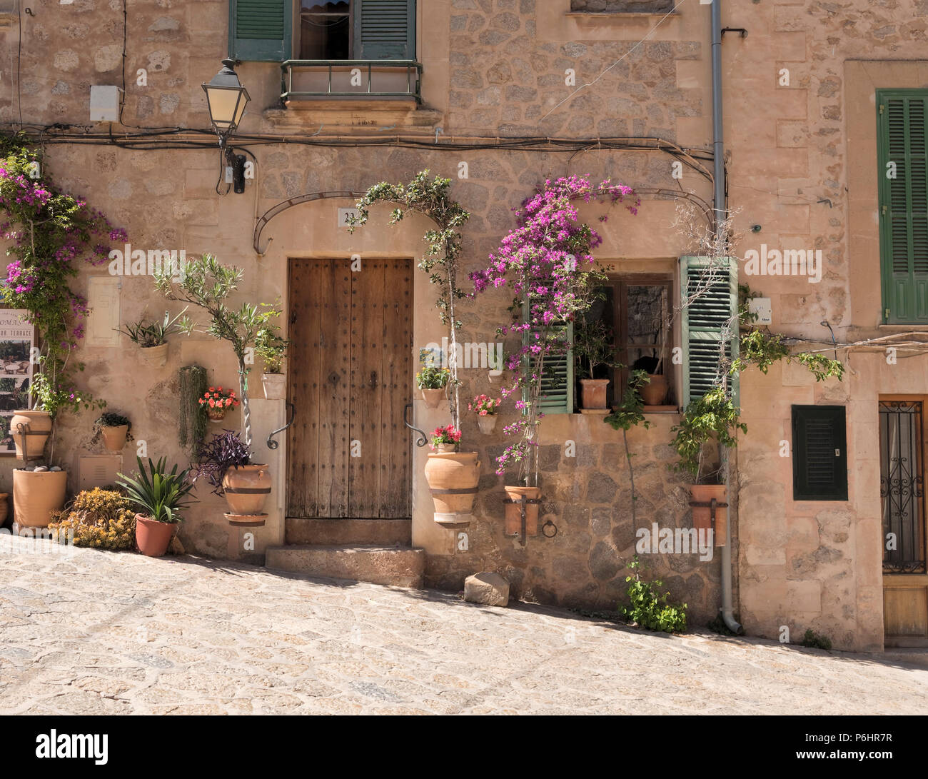 Street porta con fiori, Valldemossa Mallorca. Foto Stock