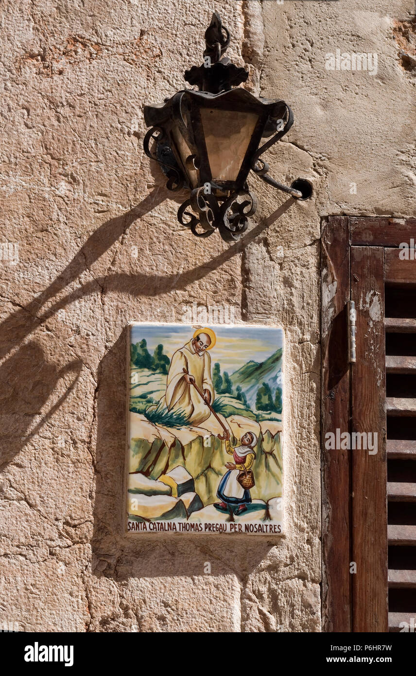 Una piastrella la placca n di Valldemossa, Mallorca, in onore del santo locale, Santa Catalina Thomas che era nato nel villaggio. Foto Stock