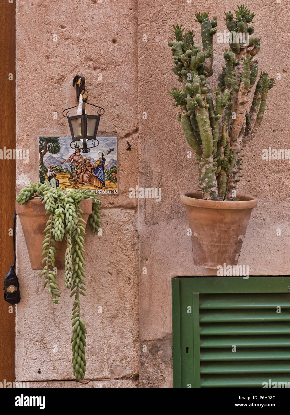 Una piastrella la placca n di Valldemossa, Mallorca, in onore del santo locale, Santa Catalina Thomas che era nato nel villaggio. Foto Stock