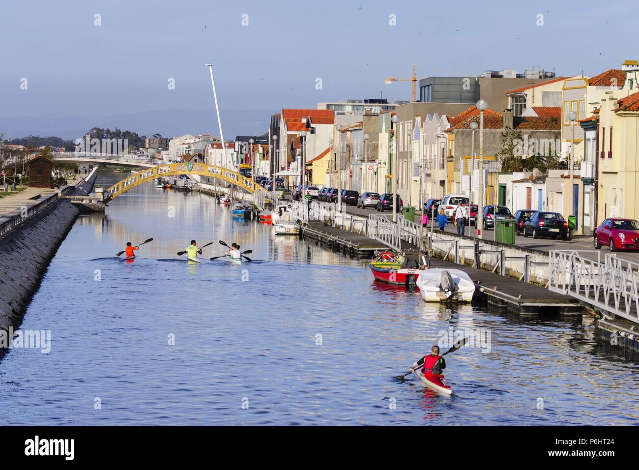 Piraguistas, puente dos carcavelos ,mediados del siglo XX, punto de uníón entre la salinas y los antiguos almacenes de Sal , canal de San Roque, Aveiro, Beira Litoral, Portogallo, Europa. Foto Stock