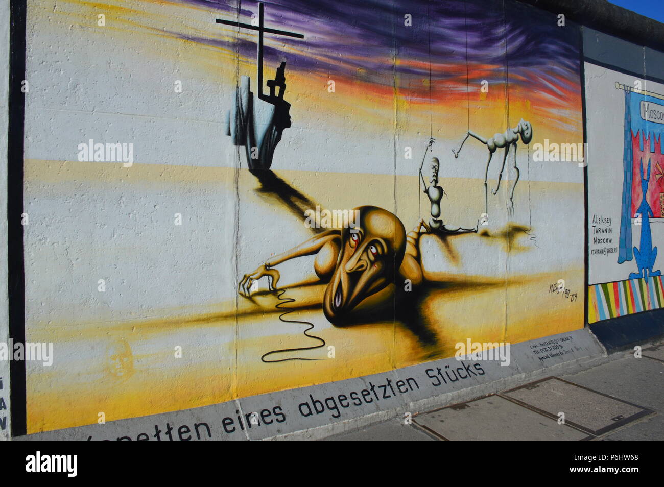 La famosa East Side Gallery di Berlino. Il posto per di memoria terrificanti, e straordinarie graffiti arte. Foto Stock