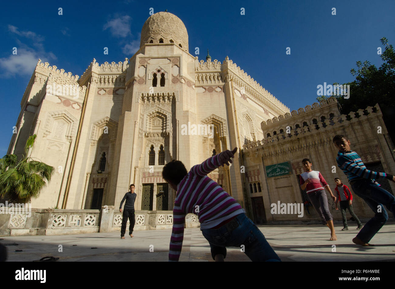 Ragazzi che giocano a calcio fuori Abu al-Abbas al-Mursi Moschea Alessandria d Egitto Foto Stock