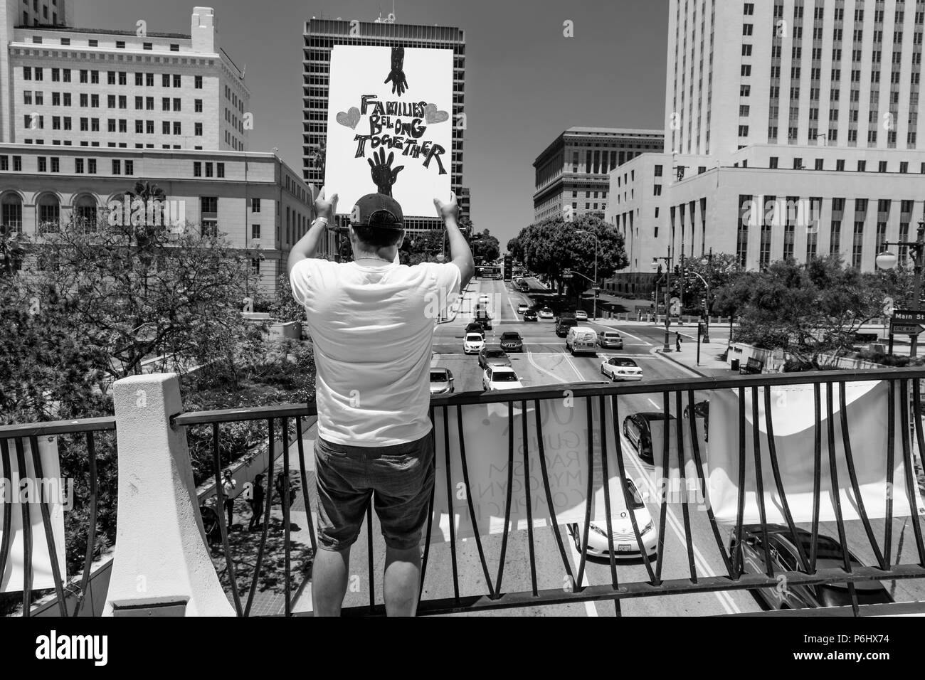 Giugno 30, 2018 - LOS ANGELES, CALIFORNIA, STATI UNITI D'AMERICA - "tenere insieme le famiglie' marcia di protesta con segni di Los Angeles in California Foto Stock