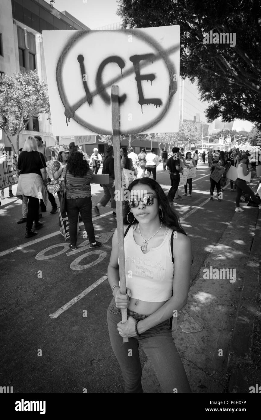 Giugno 30, 2018 - LOS ANGELES, CALIFORNIA, STATI UNITI D'AMERICA - "tenere insieme le famiglie' marcia di protesta con segni di Los Angeles in California Foto Stock