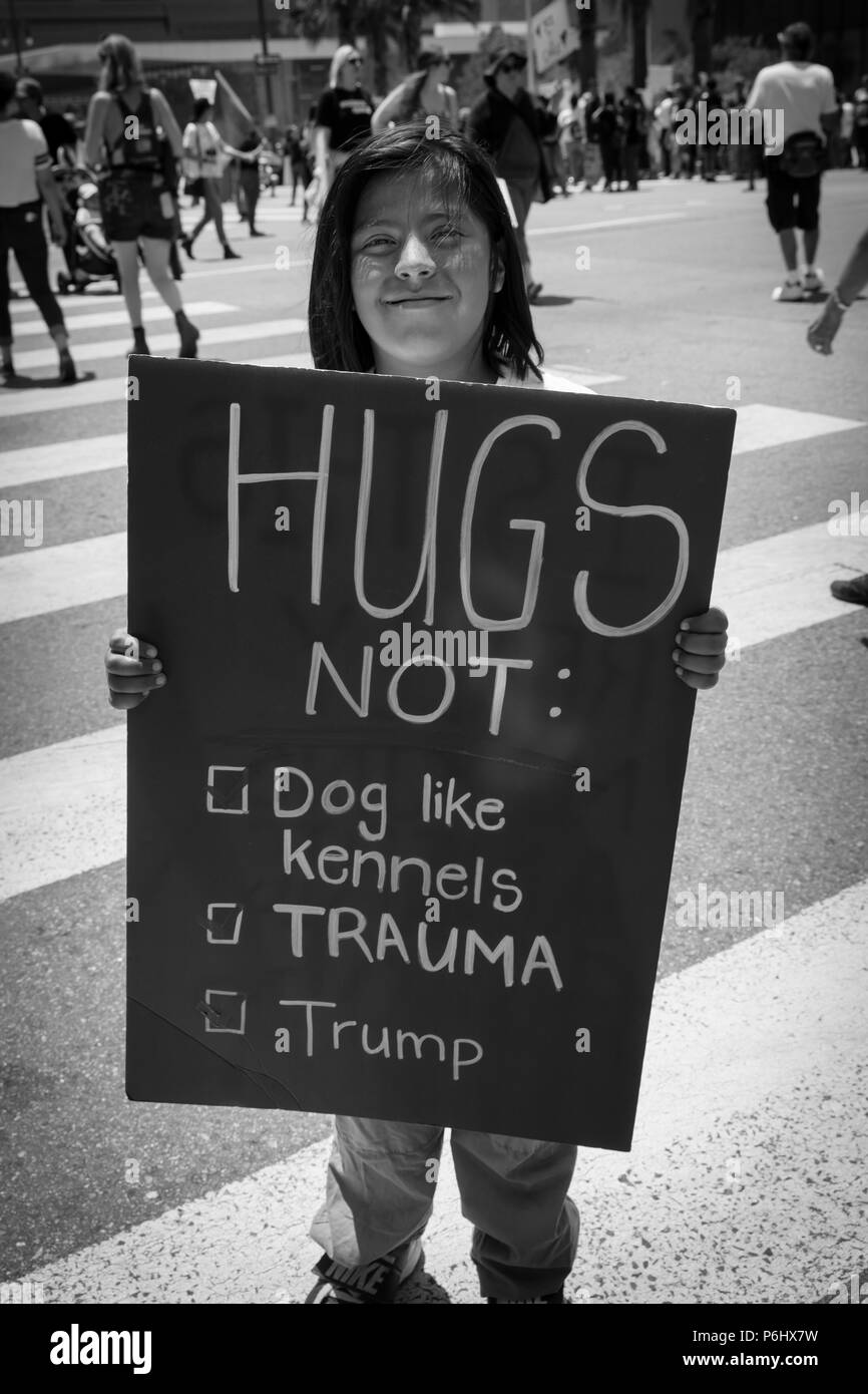 Giugno 30, 2018 - LOS ANGELES, CALIFORNIA, STATI UNITI D'AMERICA - "tenere insieme le famiglie' marcia di protesta con segni di Los Angeles in California Foto Stock