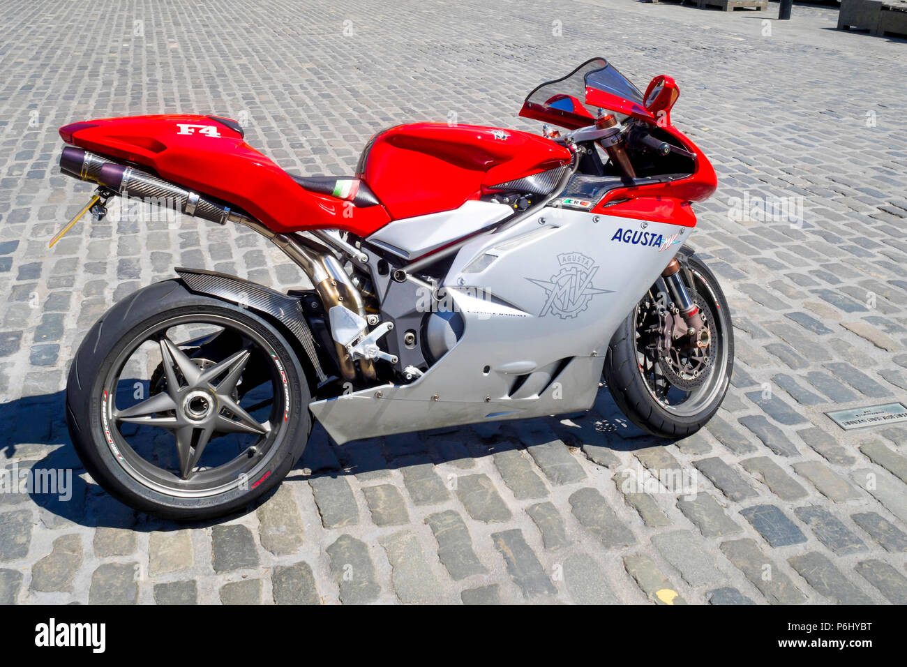 MV Agusta F4 motocicletta sportiva parcheggiata su una piazza in ciottoli nella luce del sole Foto Stock