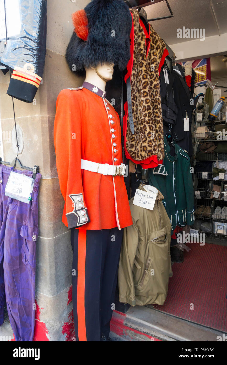Una sbiadita Guardsmans Coldstream uniforme sul display in un militare Memrobilia shop in Coldstream Scottish Borders Regno Unito Foto Stock
