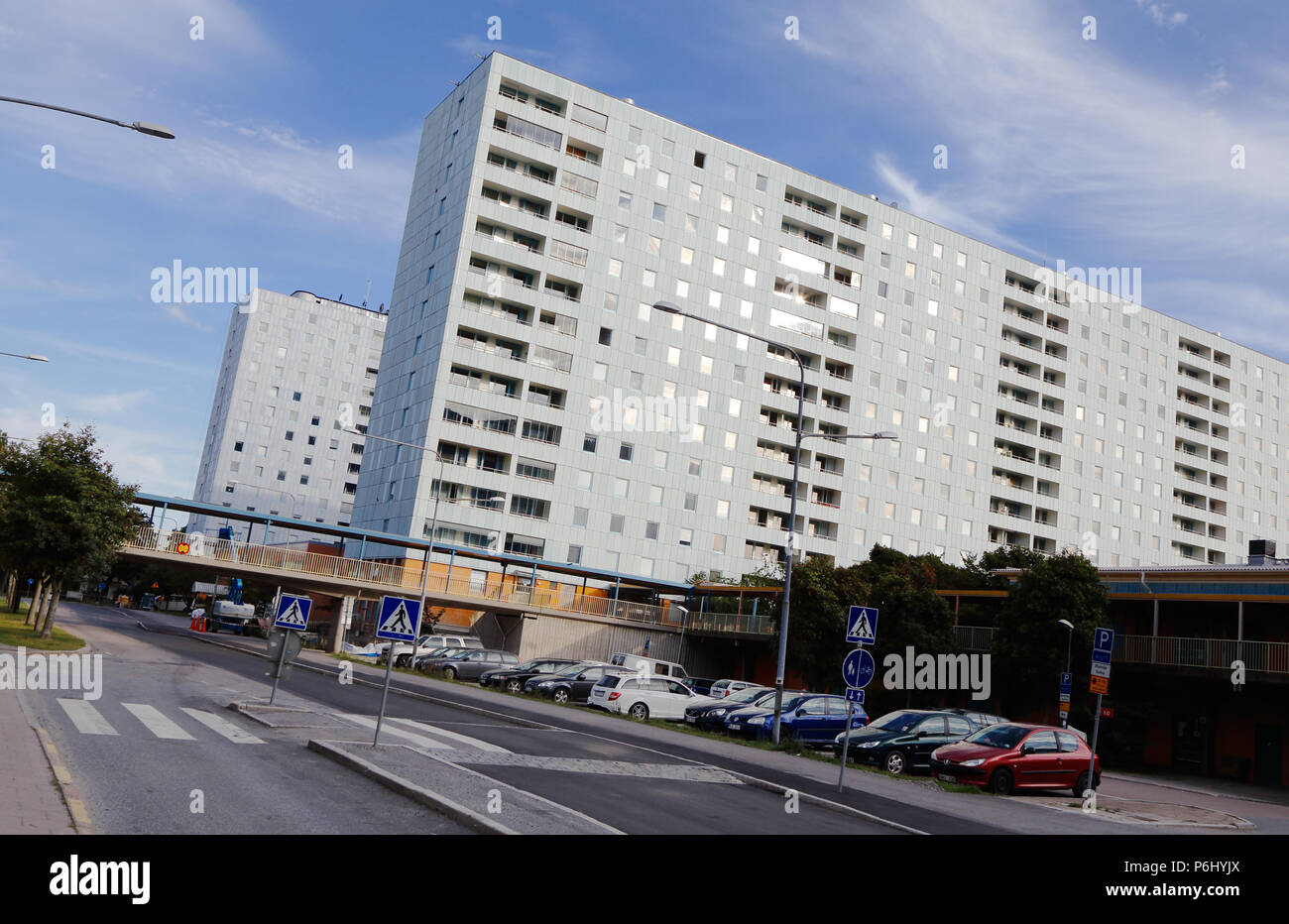 Solna, Svezia - 31 agosto 2016: Multi storie di edifici residenziali in Hagalund distretto. Foto Stock
