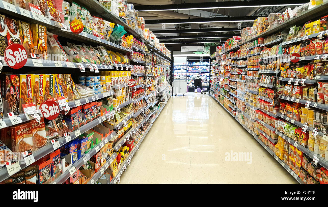 BANGKOK IN THAILANDIA - MARZO 10: persone shop al Tops Suppermarket il 10 marzo 2018 a Bangkok. Si tratta di una catena di negozi di generi alimentari in Thailandia, arredamento delicato impr Foto Stock
