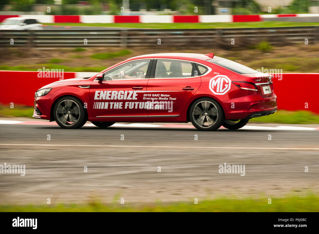 La nuova MG 6 da SAIC essendo pilotato sulla gara Tianma circuito di Shanghai in corrispondenza di un supporto d'oltremare evento. Foto Stock