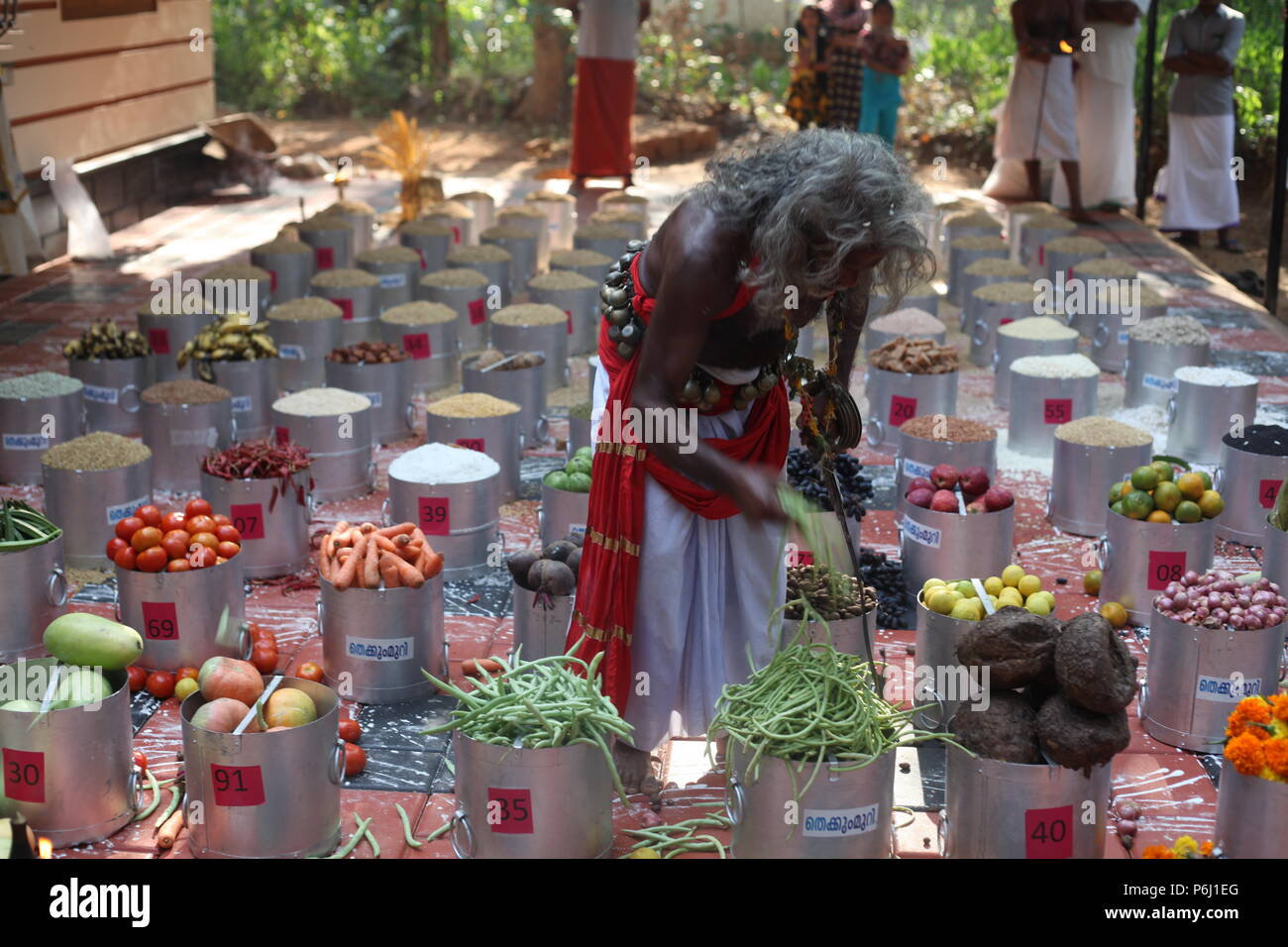 Para eduppu è un costume popolare in kerala bhagavathi templi.velichappad o Oracle e il suo team visita le case di benedire i devoti Foto Stock