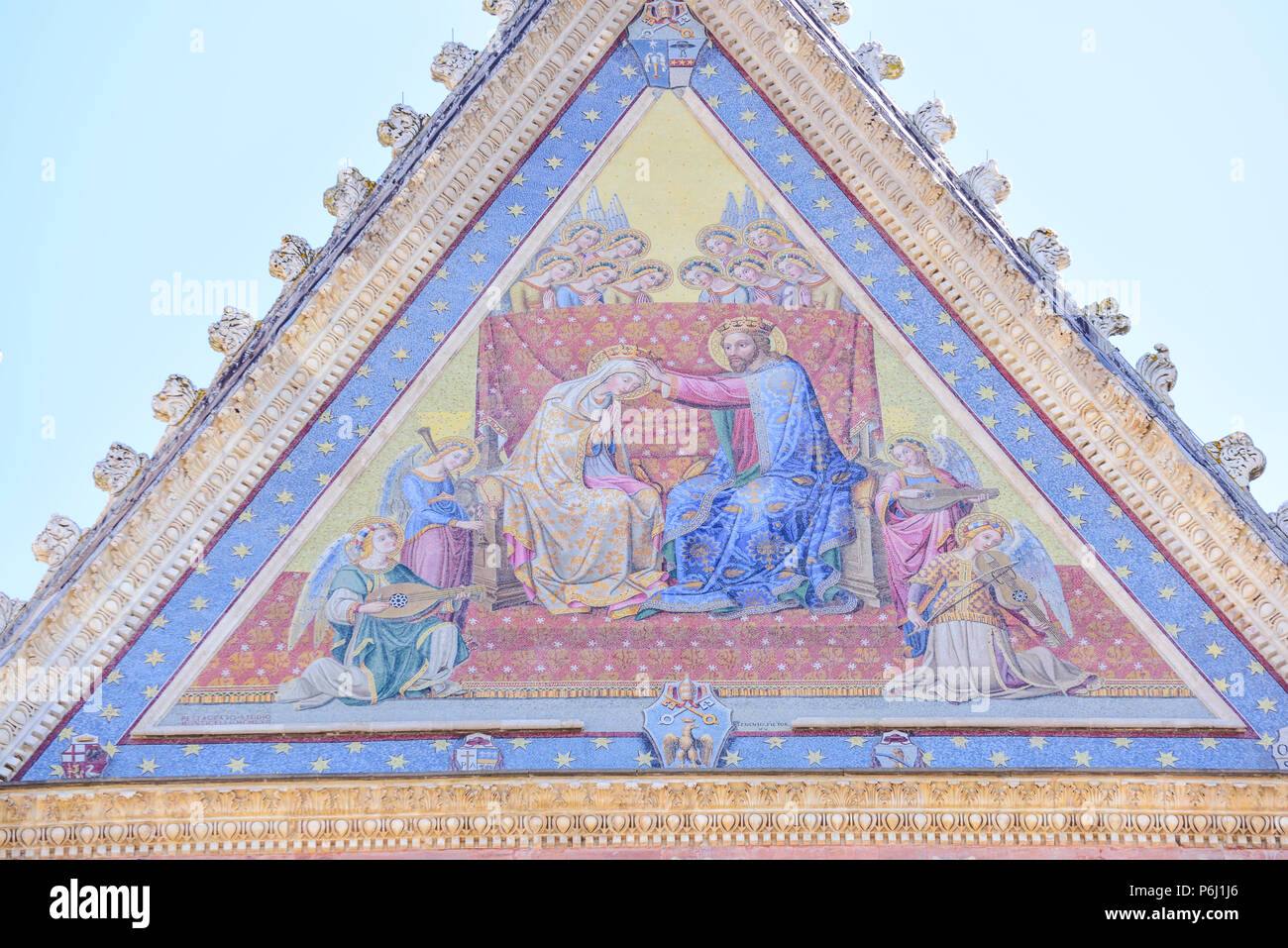 Particolare della facciata del duomo di Orvieto, Umbria, Italia. Mosaico raffigurante l'Incoronazione della Vergine Maria Foto Stock